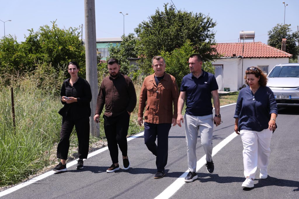 Balla inspekton punimet për hyrje-daljet e rrugës dytësore në Kavajë: Zgjidhet problemi shumëvjeçar i banorëve dhe bizneseve