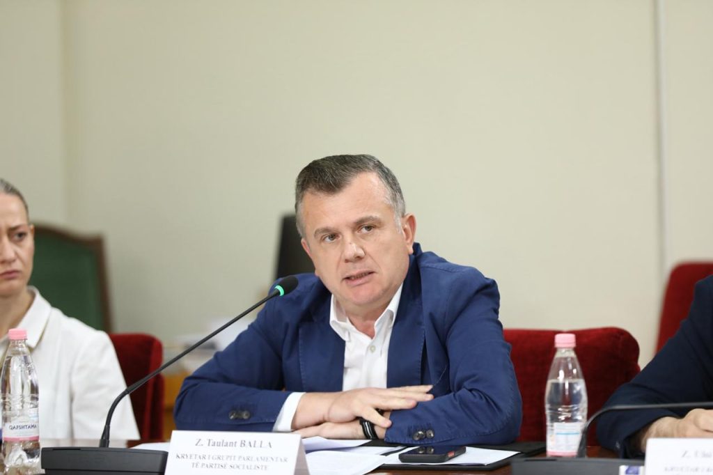 Balla për arkivolin në protestë: Tallja me qefinin nuk është traditë shqiptare