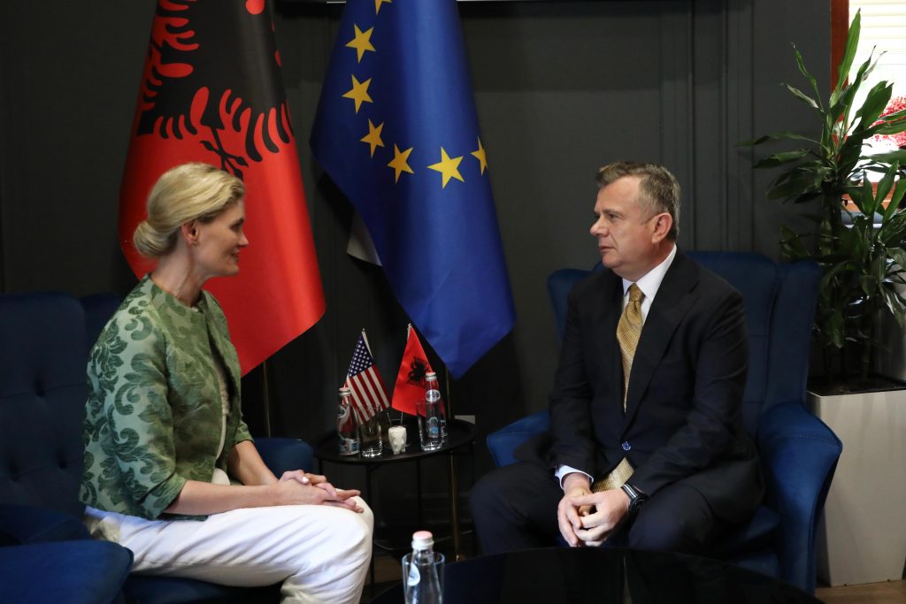 Balla takim me Nancy VanHorn: Shqipëri-SHBA, partneritet strategjik në nivel të shkëlqyer