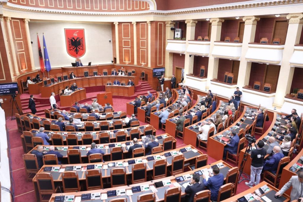 Kuvendi përkujton 82-vjetorin e gjenocidit ndaj shqiptarëve të Çamërisë, thirrje për drejtësi dhe mbajtjen gjallë të kujtesës