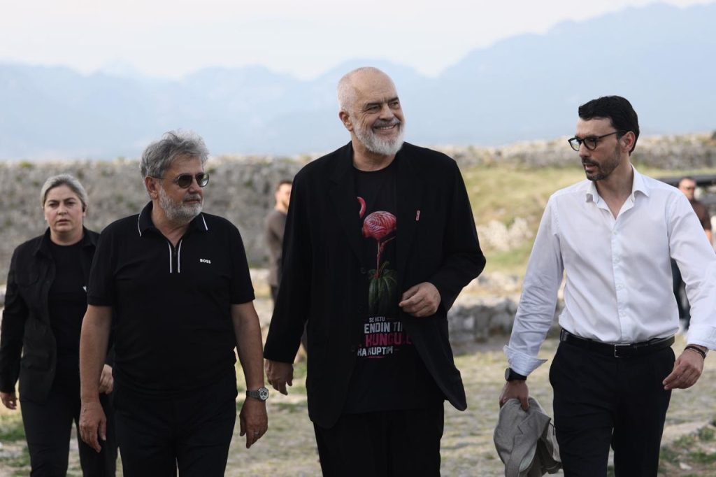 Rama me bluzë flamingo në Shkodër, mesazh simbolik mes debatit për Zvërnecin