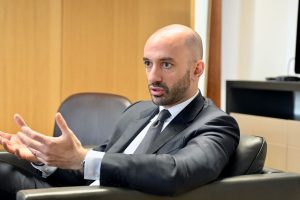 Ministri francez Benjamin Haddad viziton Kosovën, nënshkruhen marrëveshje bashkëpunimi