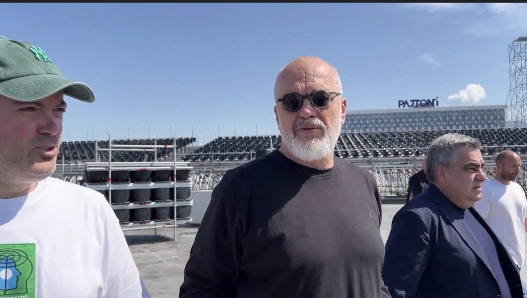 Rama inspekton stadiumin e koncertit të Kanye West: Mbi 60 mijë spektatorë nga 80 vende priten në Tiranë