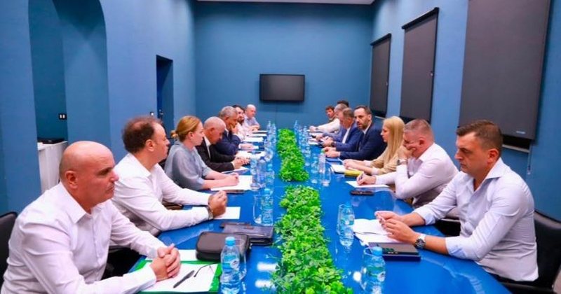 Lamallari mbledh prefektët: Siguria, sezoni turistik dhe zjarret, prioritetet kryesore