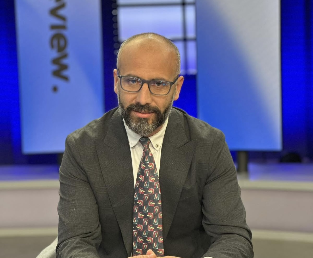 Sulmi me vezë nga xhamia, analisti Basha: Protesta nuk justifikon përdorimin e objekteve të kultit