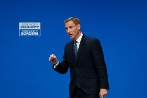 Politikani britanik akuzon Francën për “frikësim” pas të shtënave pranë varkës së tij në Kanalin Anglez