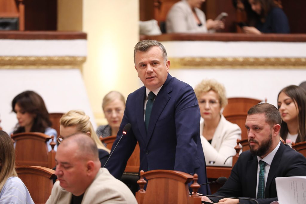 Balla në Kuvend: Kur hyri Saliu, Gonja, Qori apo ndonjë tjetër, flamingot fluturuan dhe ngelën sorrat