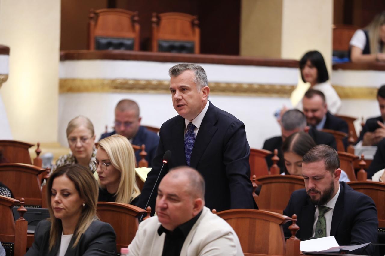 Balla: Të ndalen ndërtimet gjatë sezonit turistik, po u prishim pushimet turistëve