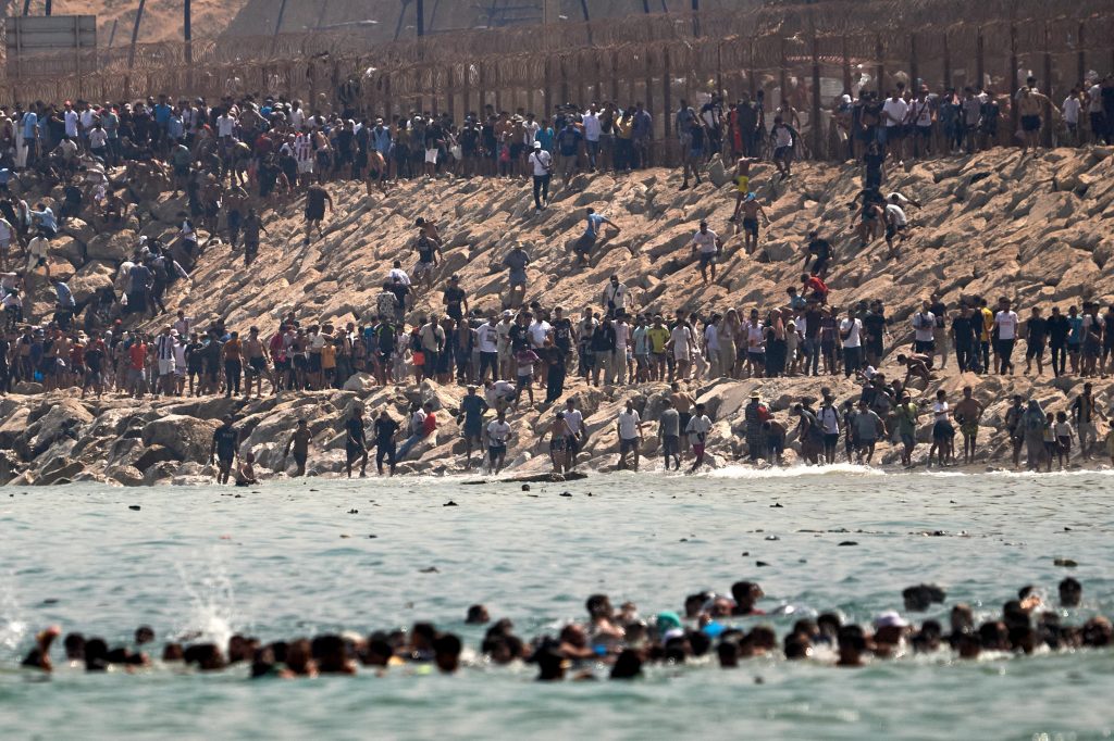 Mbi 50 mijë emigrantë hyjnë në Ceuta, Spanja përforcon kufirin