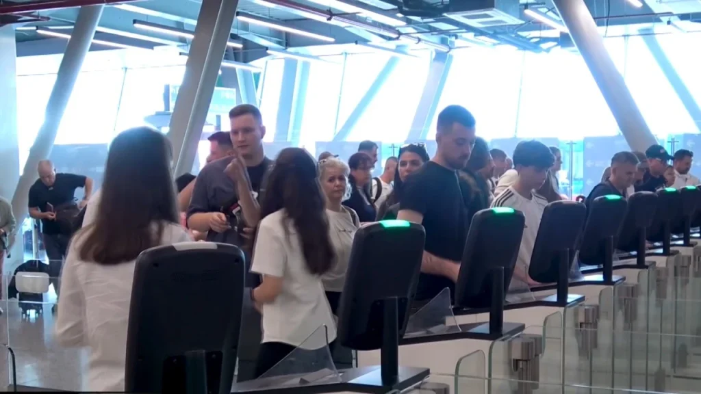 Fluks rekord në Rinas, deri në 56 mijë pasagjerë në ditë gjatë sezonit turistik