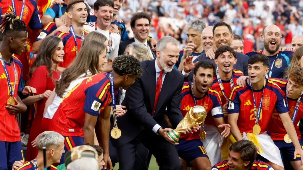 Madridi feston kampionët e botës, Mbreti Felipe VI dhe Pedro Sánchez presin kombëtaren spanjolle