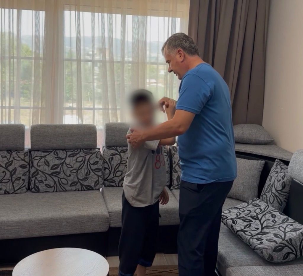 Balla në familjen Leçini në Rrogozhinë: Shteti do të kujdeset për integrimin e plotë të Abdullahit pas riatdhesimit nga Siria
