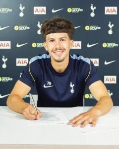 Armend Muslika firmos kontratën e parë profesionale me Tottenham