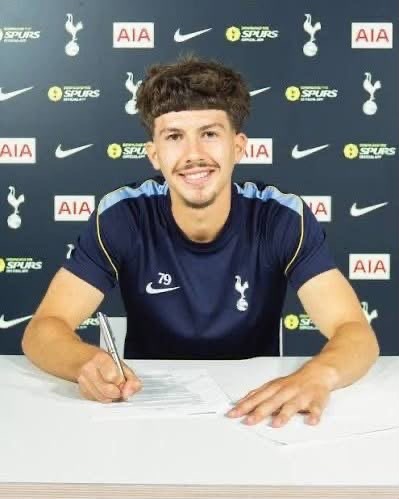 Armend Muslika firmos kontratën e parë profesionale me Tottenham