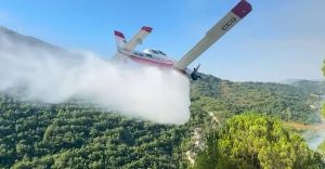 Rama: Avioni i parë zjarrfikës ka nisur operacionet, 5 vatra zjarri mbeten ende aktive në vend