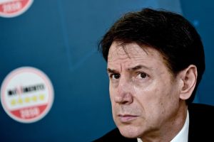Conte përçan të majtën italiane: Dërgesat e armëve për Ukrainën të vendosen nga votuesit