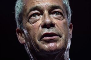 Farage përballet me krizën më të madhe politike, Reform UK humbet terren ndërsa Burnham fiton mbështetje