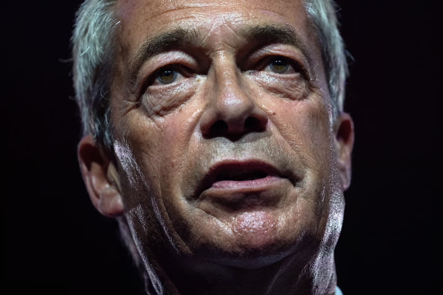 Farage përballet me krizën më të madhe politike, Reform UK humbet terren ndërsa Burnham fiton mbështetje
