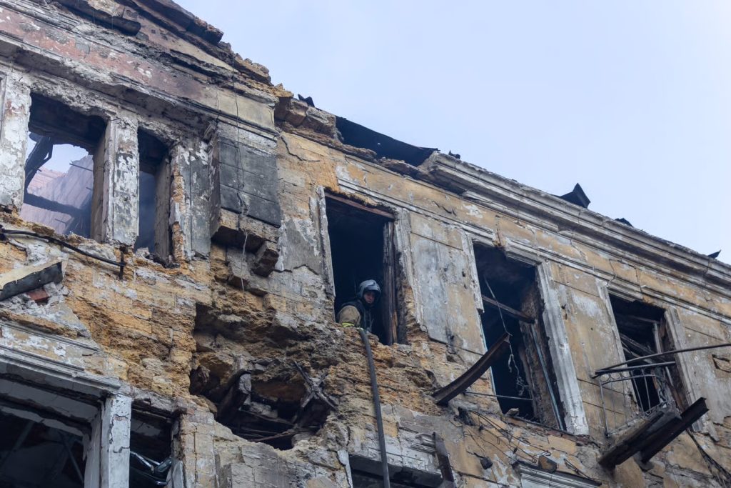 Sulme të ndërsjella mes Rusisë dhe Ukrainës, viktima e dhjetëra të plagosur/ Shkatërrohet edhe një magazinë e OBSH-së