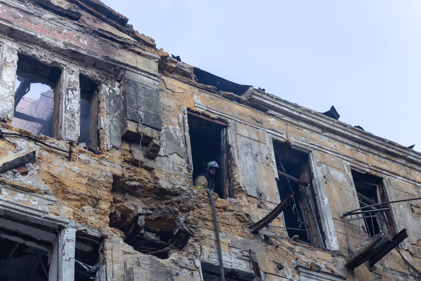 Sulme të ndërsjella mes Rusisë dhe Ukrainës, viktima e dhjetëra të plagosur/ Shkatërrohet edhe një magazinë e OBSH-së