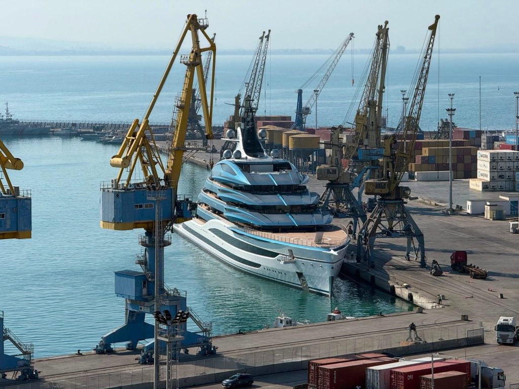 Superjahti 134 metra “Deep Blue” ankorohet në Durrës