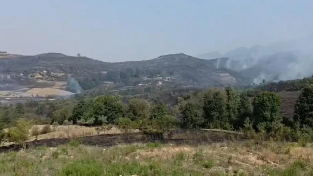 Zjarri në Priskë përhapet drejt Lundrës dhe Farkës, evakuohen familje dhe ndërpritet furnizimi me ujë