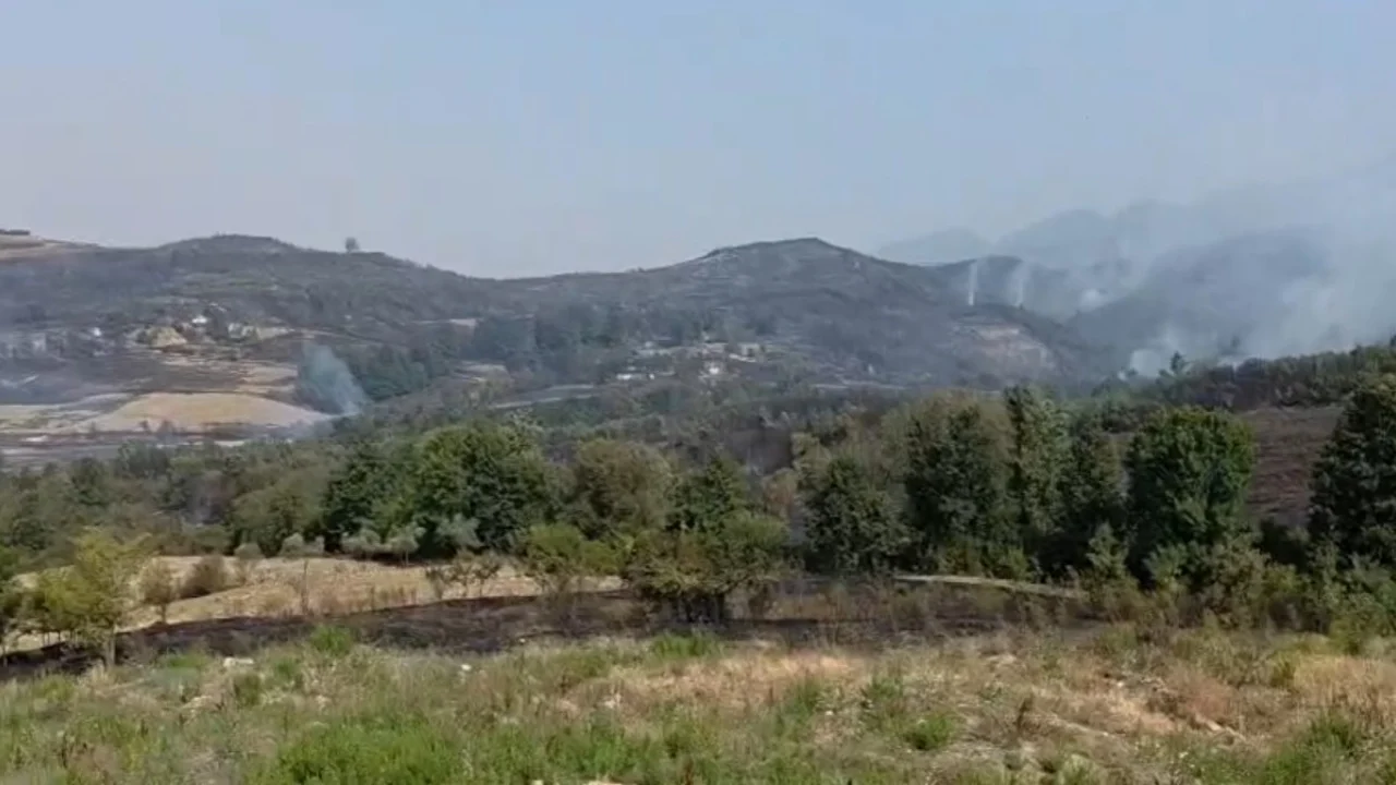 Zjarri në Priskë përhapet drejt Lundrës dhe Farkës, evakuohen familje dhe ndërpritet furnizimi me ujë