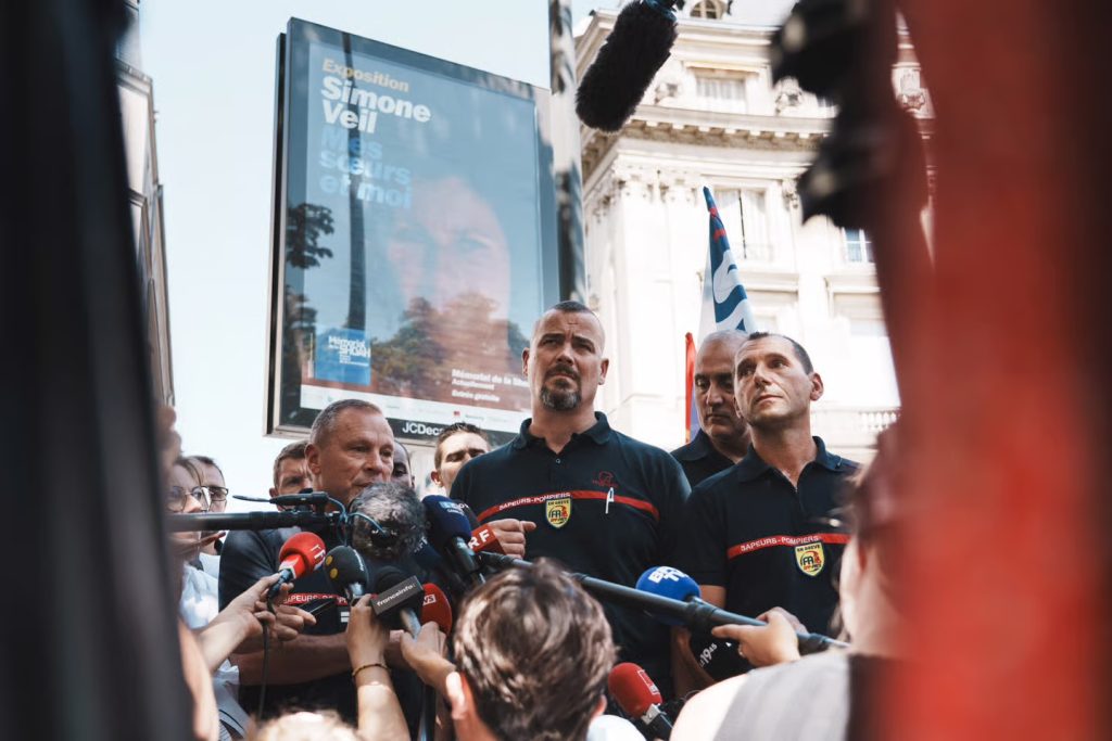 Zjarrfikësit në Francë shpallin protestë kombëtare, kërkojnë më shumë staf dhe fonde
