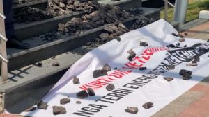 AAK proteston me thasë me qymyr para Qeverisë së Kosovës: “Nga terri energjetik në terrin politik”