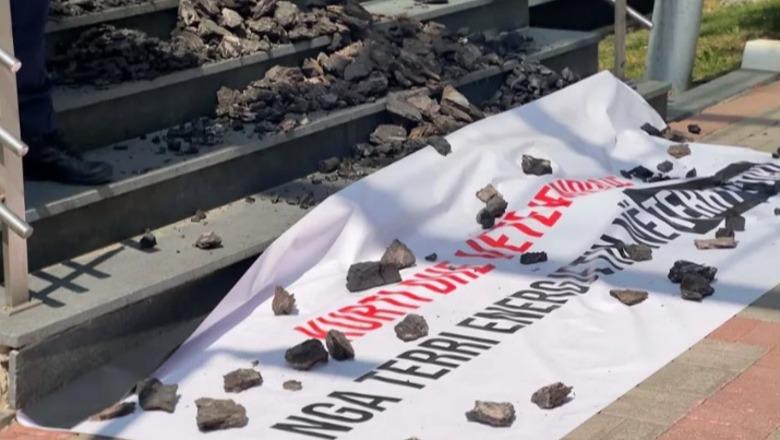 AAK proteston me thasë me qymyr para Qeverisë së Kosovës: “Nga terri energjetik në terrin politik”