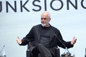 Rama zbardh diskutimet në Pogradec: Çdo kërkesë e qytetarëve do të ndiqet në kohë reale