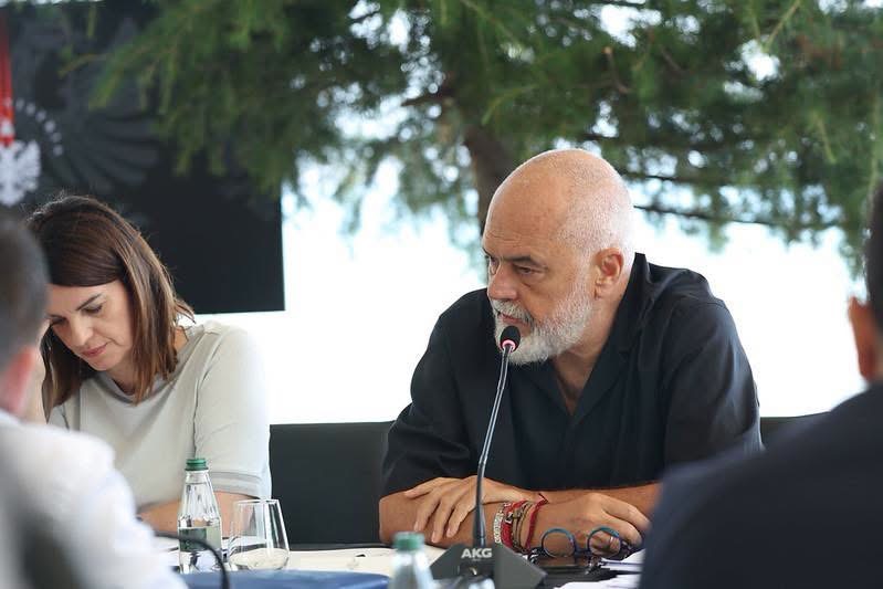 Rama mbledh ministrat dhe drejtuesit e PS-së në Pogradec: Fokusi te qytetarët dhe rikthimi i besimit