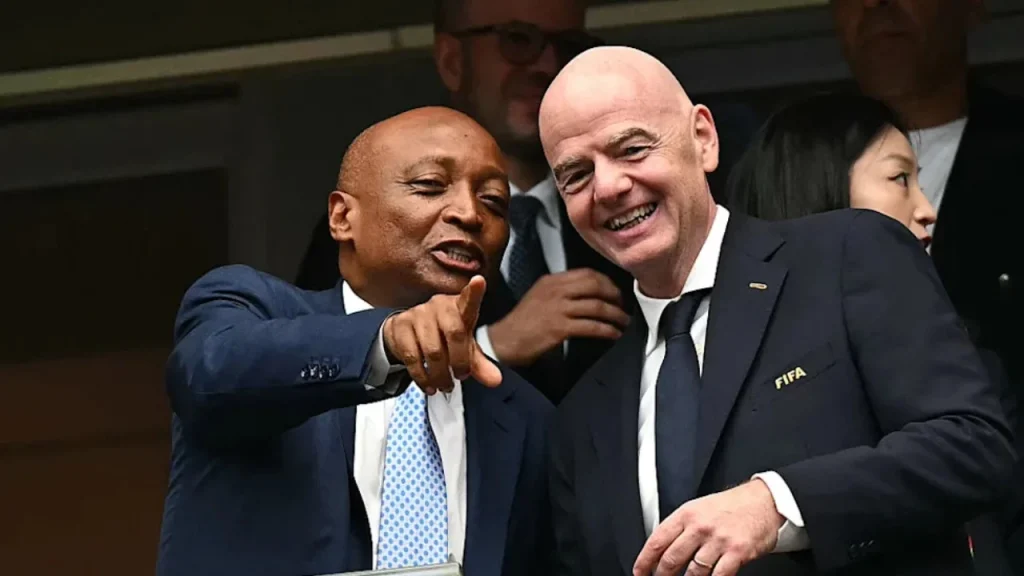 CAF del në mbështetje të Infantinos, Afrika rreshtohet pas presidentit të FIFA-s mes polemikave