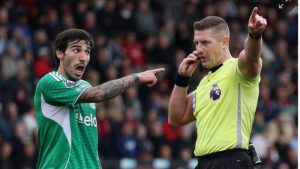 Premier League sjell risi në arbitrim, tifozët do të dëgjojnë bisedat mes gjyqtarëve dhe futbollistëve