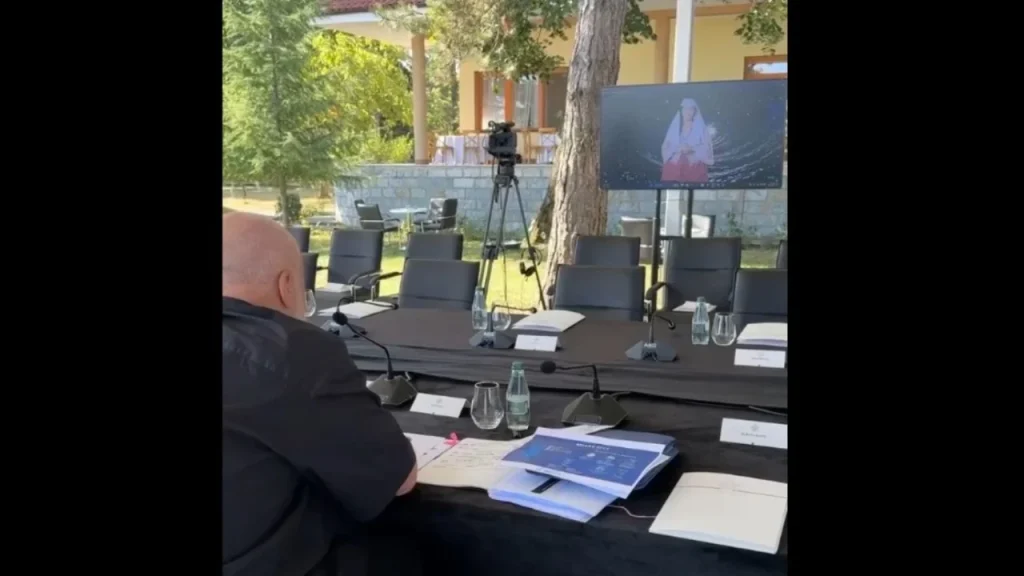 Rama pyet Diellën për Mirela Kumbaron, përgjigjja e saj shkakton të qeshura: Është ministre e Arsimit