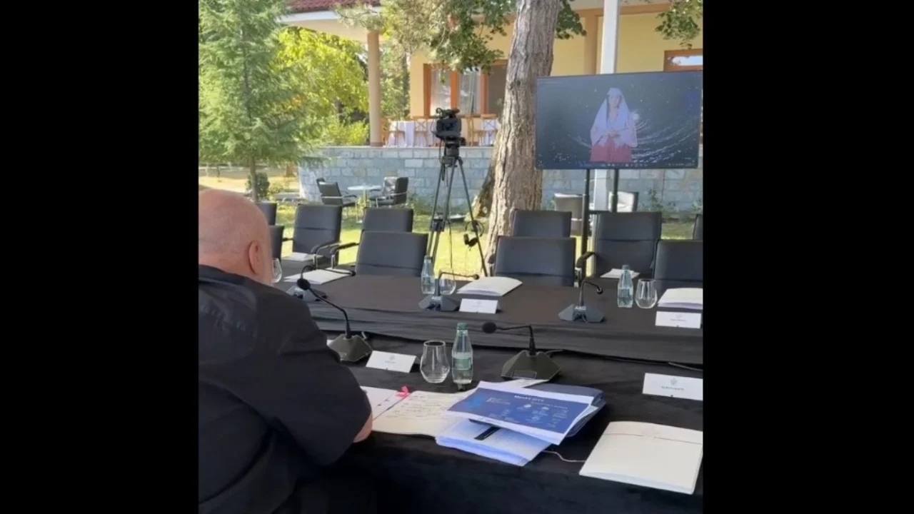 Rama pyet Diellën për Mirela Kumbaron, përgjigjja e saj shkakton të qeshura: Është ministre e Arsimit