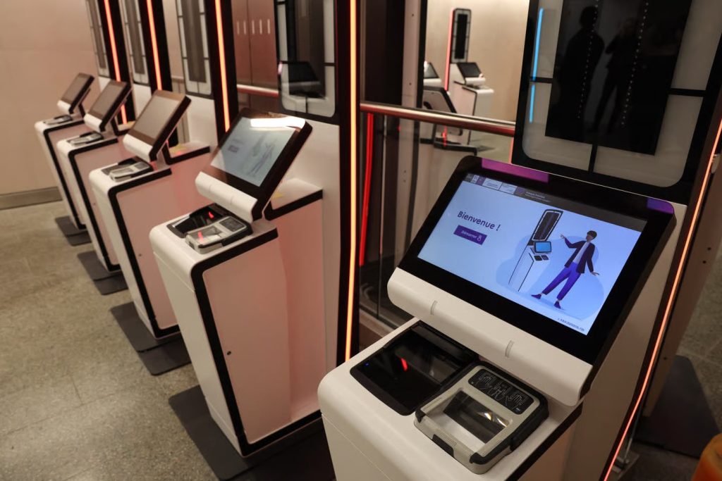 Kaos në kufijtë e BE-së, aeroportet çaktivizojnë kontrollet biometrike për të shmangur radhët e gjata