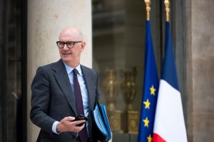 Franca përballë presionit të borxhit, qeveria synon të mbajë të qëndrueshëm deficitin në 2027