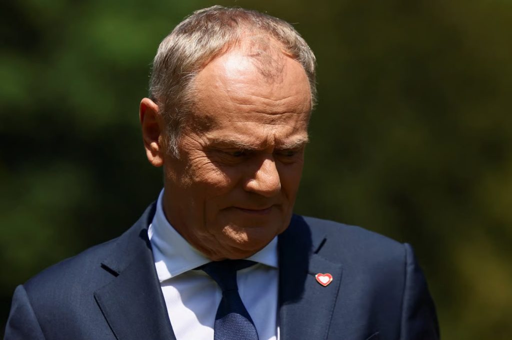 Përçarja në partinë konservatore polake ndryshon skenën politike, por nuk garanton avantazh për Donald Tuskun