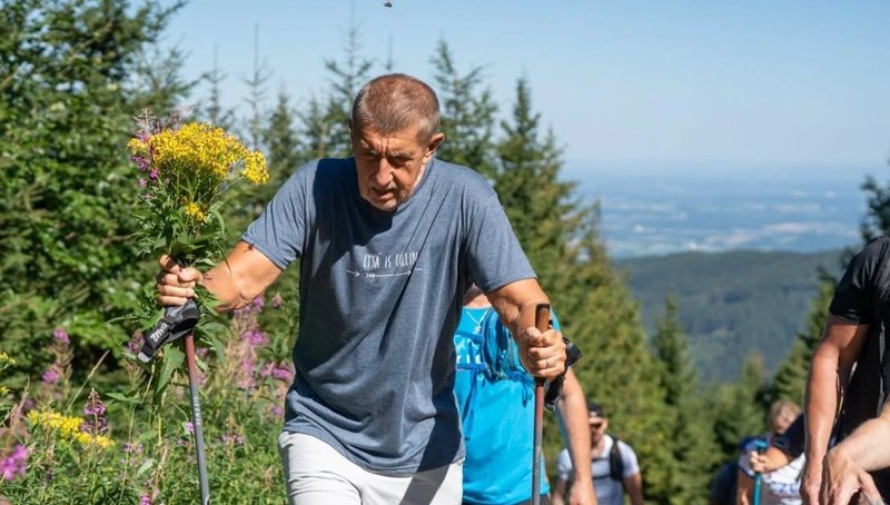 Kryeministri çek kërkon falje pasi këputi lule në një zonë të mbrojtur