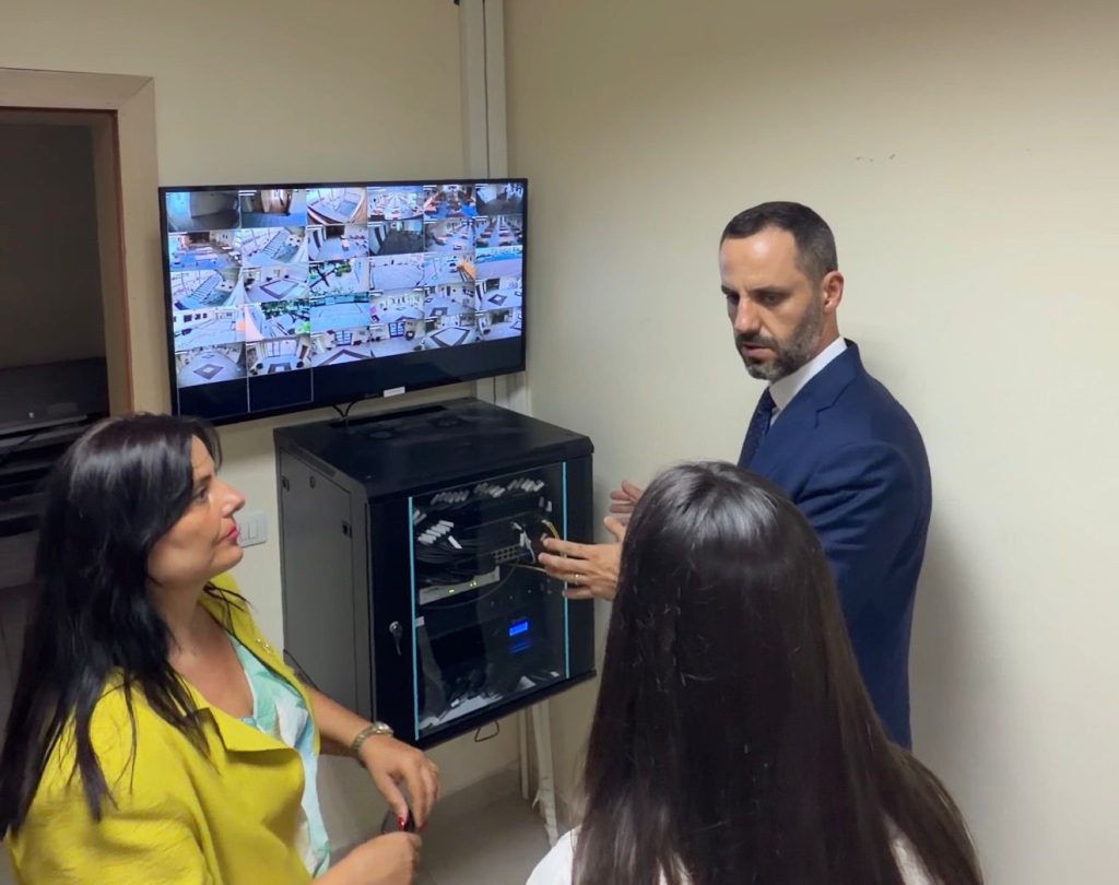 Smart City në shkollat e Tiranës prej shtatorit, Lamallari tek gjimnazi “Qemal Stafa”: Janë instaluar kamerat me inteligjencë artificiale