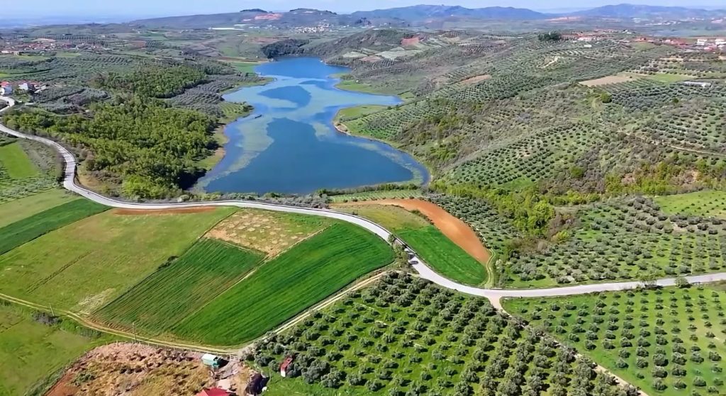 Rama publikon pamje nga Liqeni i Degës në Belsh: Ju uroj një javë të mbarë