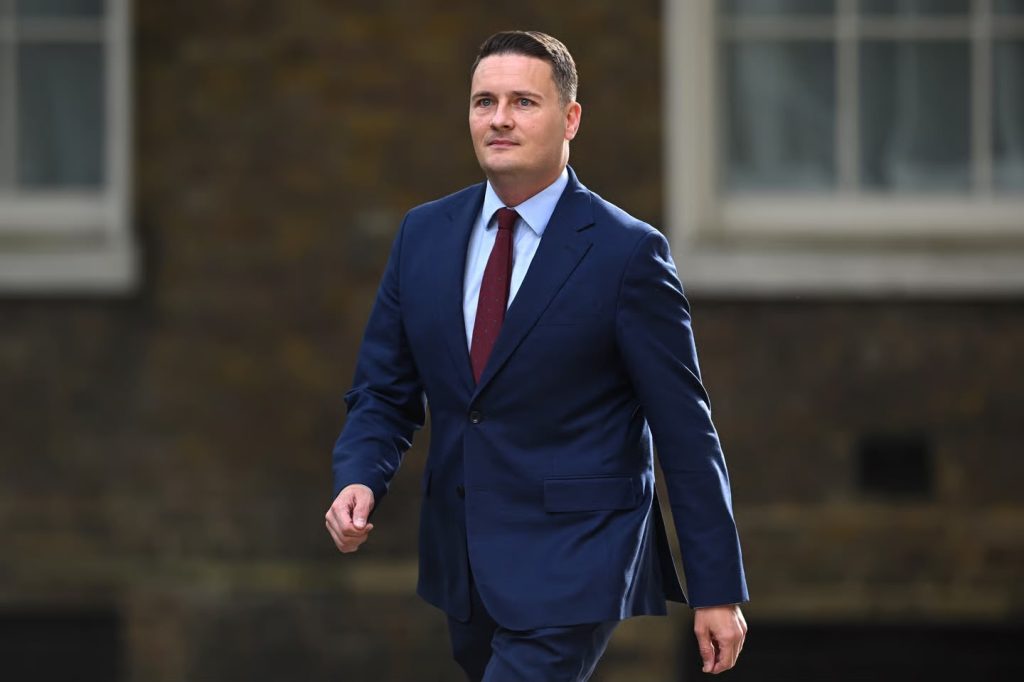 Numrat privatë të tre ministrave britanikë publikohen online, alarm për sigurinë