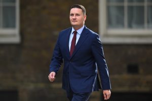 Numrat privatë të tre ministrave britanikë publikohen online, alarm për sigurinë