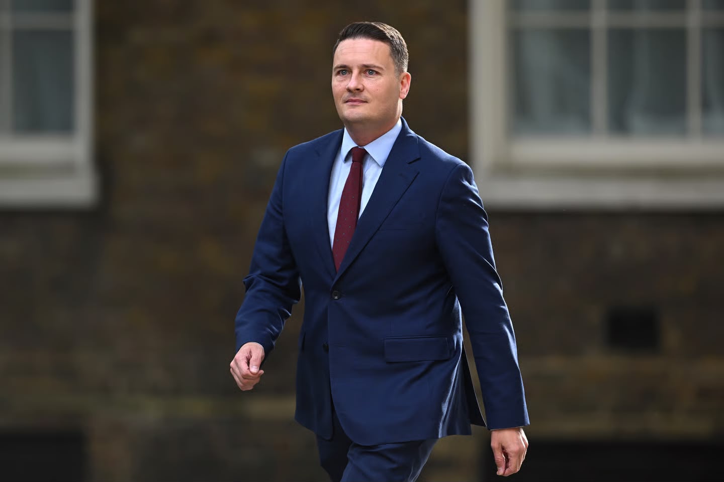 Numrat privatë të tre ministrave britanikë publikohen online, alarm për sigurinë