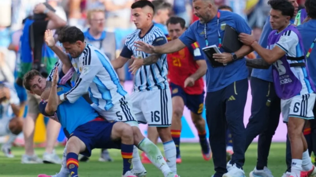 FIFA godet Argjentinën pas incidenteve në finalen e Kupës së Botës, Paredes pezullohet 10 ndeshje