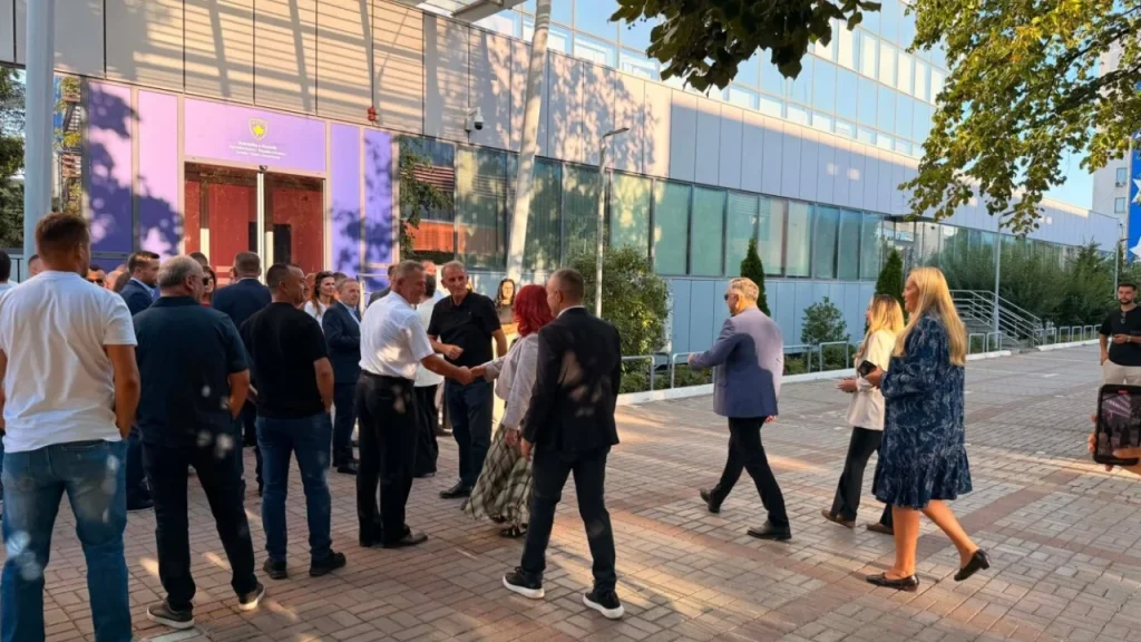 PDK bllokon hyrjet e Qeverisë së Kosovës, kërkon vazhdimin e seancës konstituive