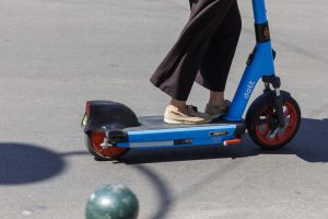Belgjika ashpërson rregullat për skuterët elektrikë, nga 1 shtatori bëhet e detyrueshme helmeta