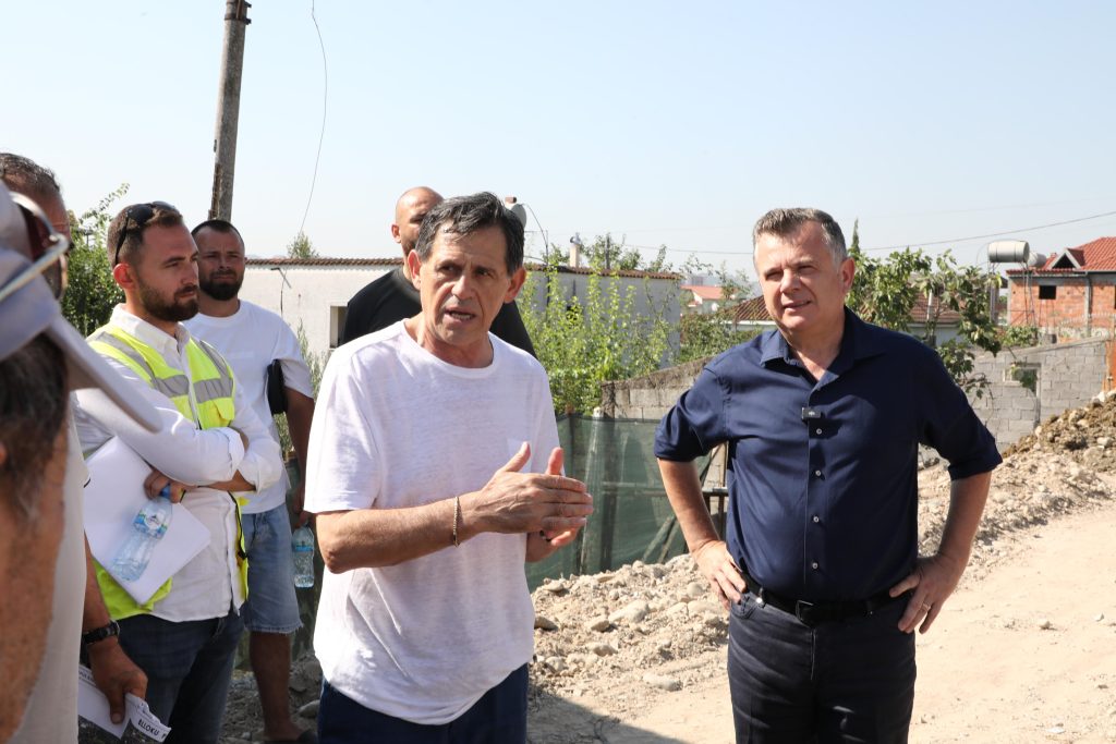 Balla inspekton punimet në rrugën  “Adem Jashari” në Kamëz