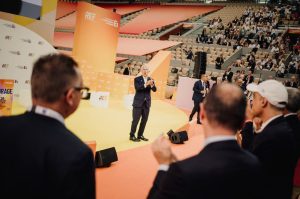 Gara presidenciale në Francë, Le Pen dhe Mélenchon fitojnë terren ndërsa qendra përçahet